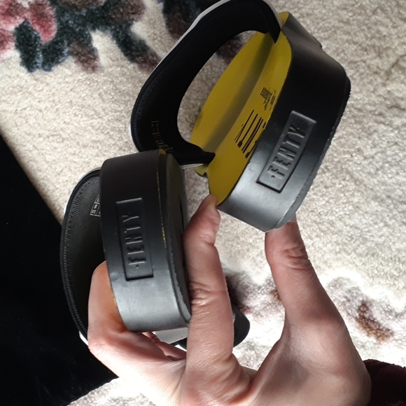 Rihanna‘s PUMA Women's Fenty Surf Sandal - Picture 5 of 8